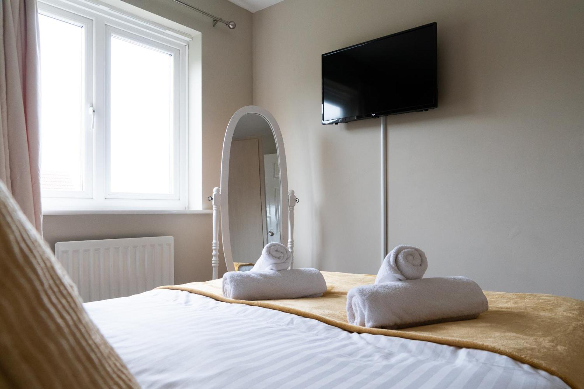 Entire 4 Bed Cosy Luxury Spacious House ハンティンドン エクステリア 写真