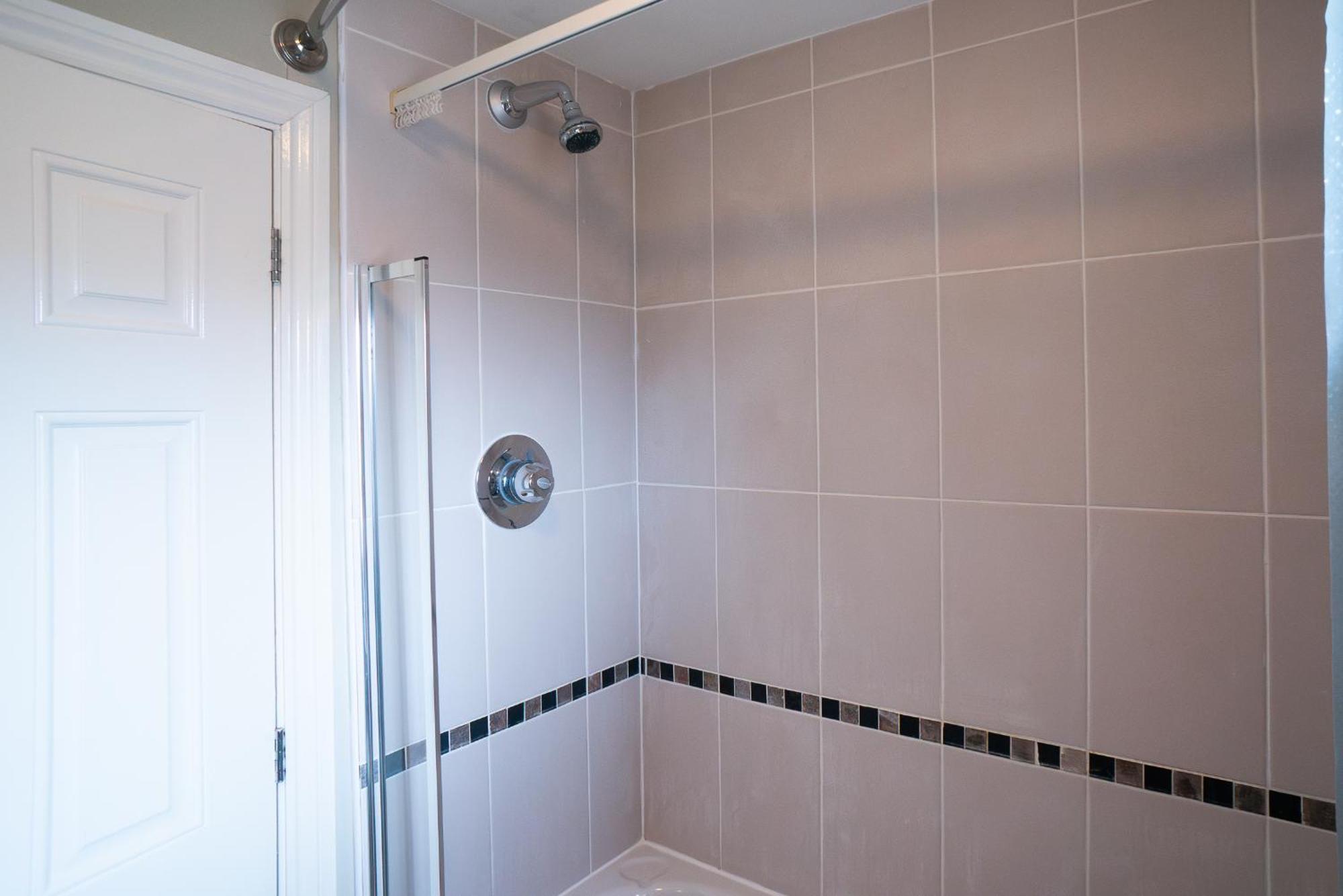 Entire 4 Bed Cosy Luxury Spacious House ハンティンドン エクステリア 写真