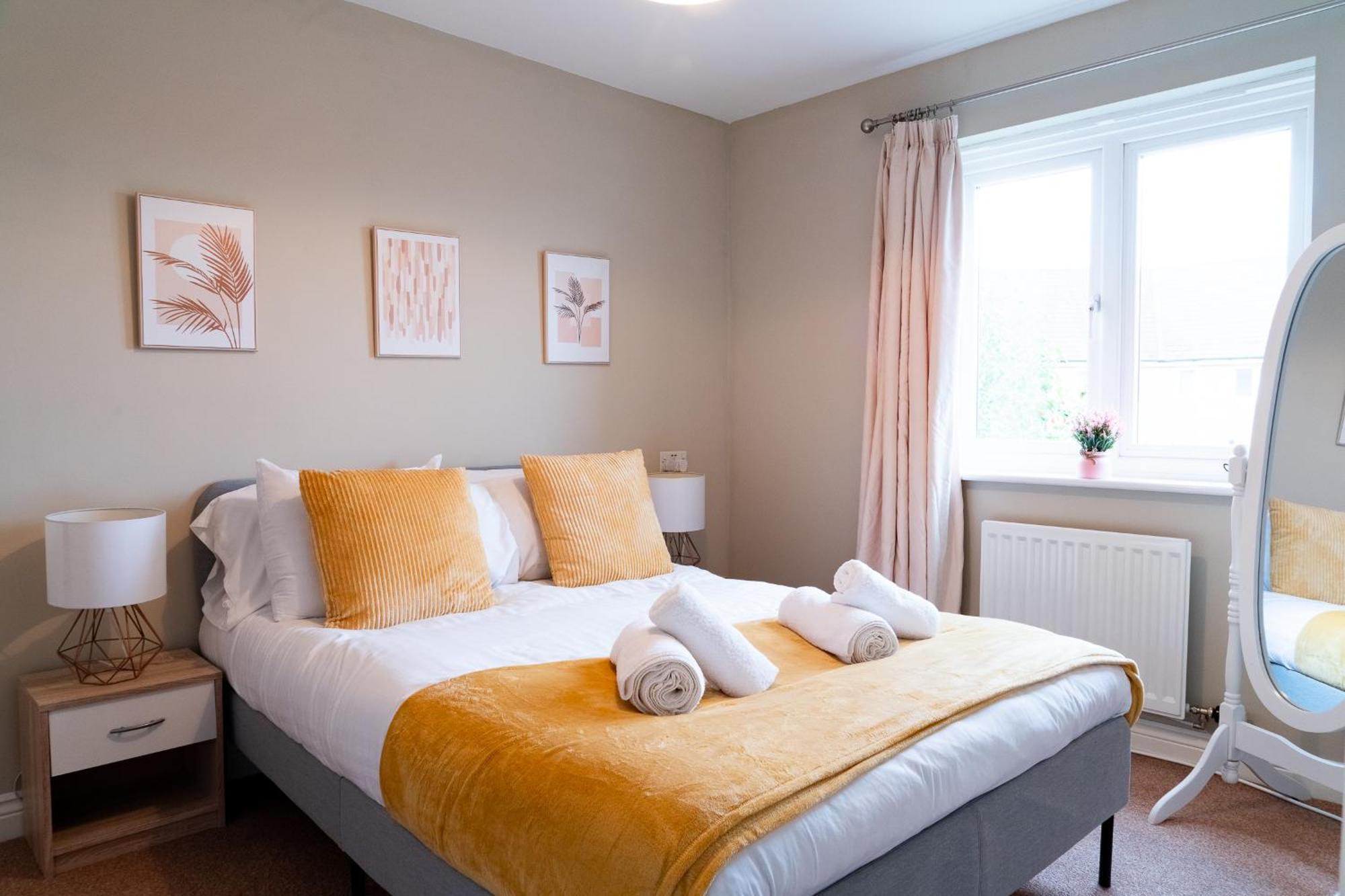 Entire 4 Bed Cosy Luxury Spacious House ハンティンドン エクステリア 写真
