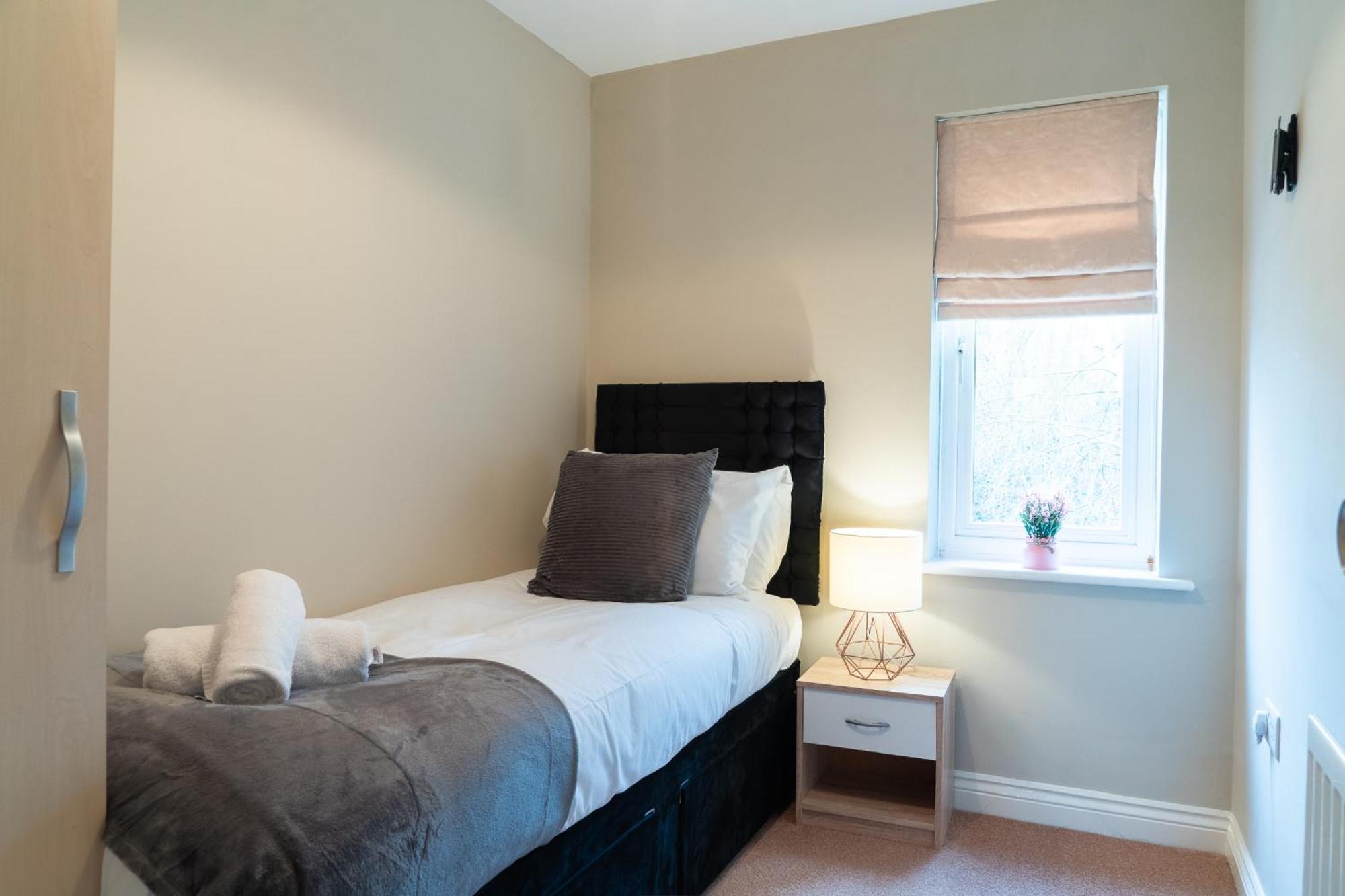 Entire 4 Bed Cosy Luxury Spacious House ハンティンドン エクステリア 写真