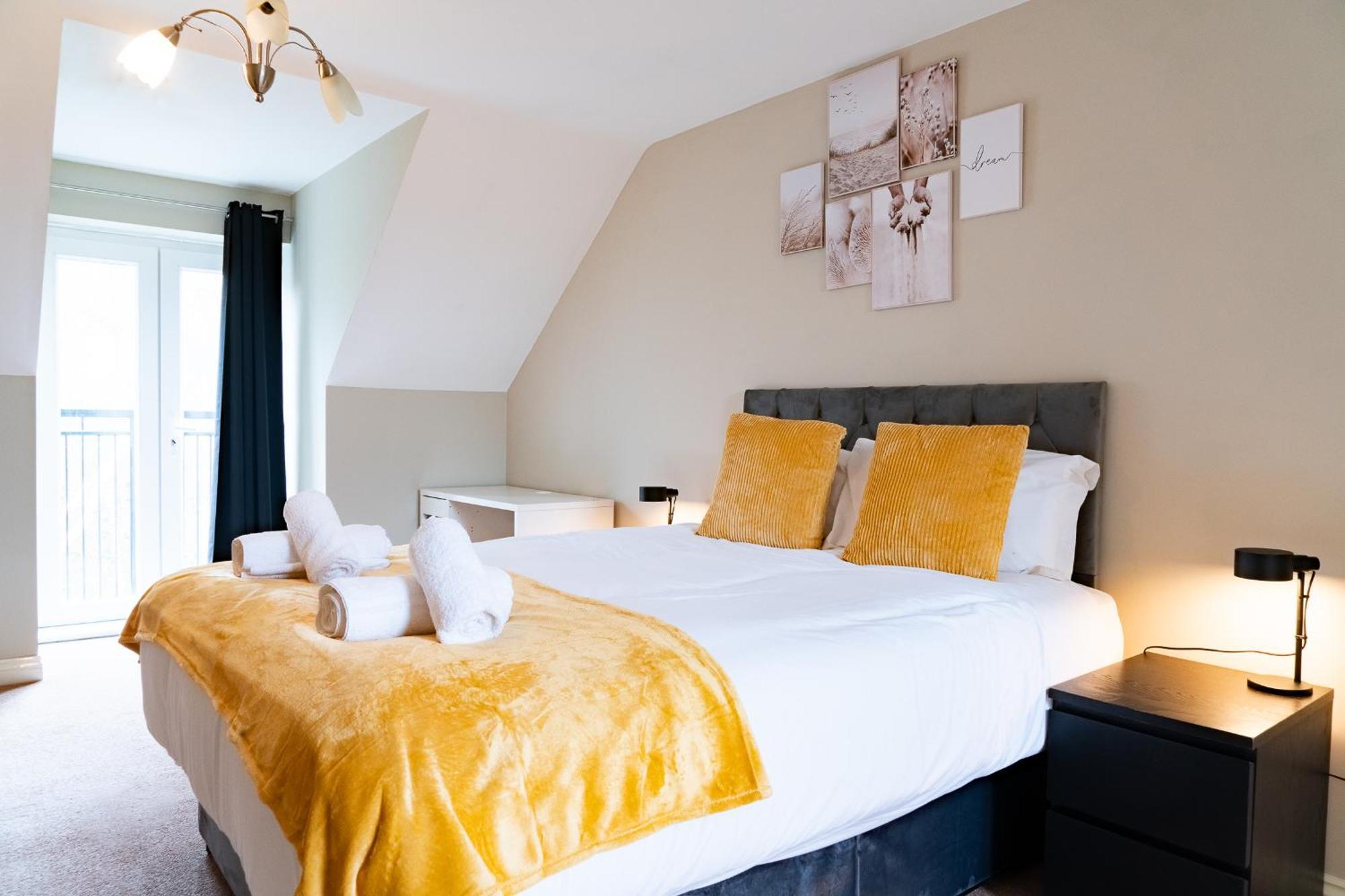 Entire 4 Bed Cosy Luxury Spacious House ハンティンドン エクステリア 写真